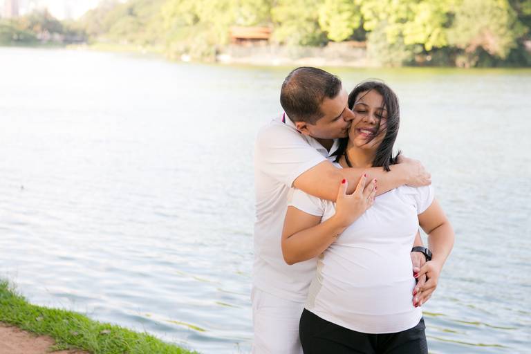 casal num  ensaio de gestante no Parque Ibirapuera em São Paulo 