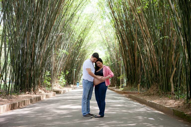 casal num  ensaio de gestante no Parque Ibirapuera em São Paulo 