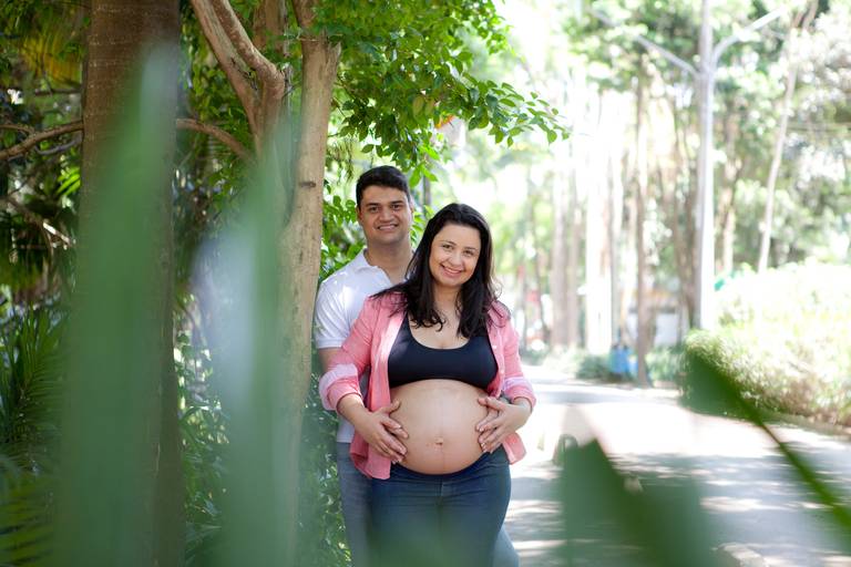 casal num  ensaio de gestante no Parque Ibirapuera em São Paulo 