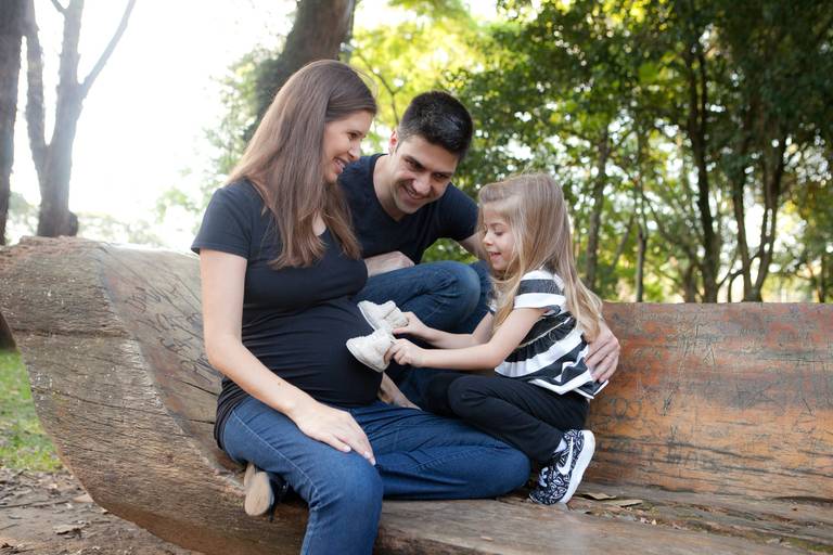 família em ensaio de gestante com filhos no Parque Ibirapuera em São Paulo. 