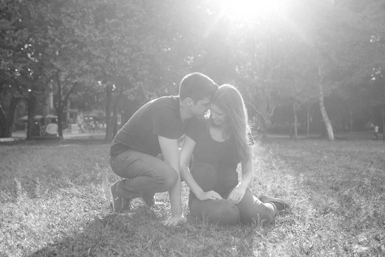 casal num  ensaio de gestante no Parque Ibirapuera em São Paulo 