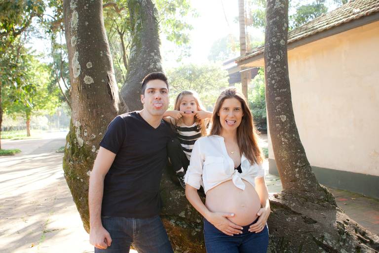 família em ensaio de gestante com filhos no Parque Ibirapuera em São Paulo. 