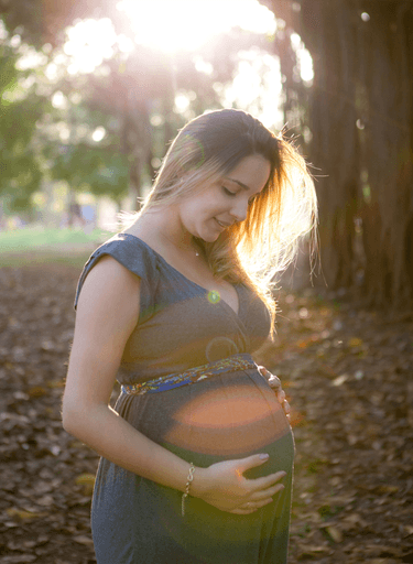 mulher grávida num ensaio de gestante no Parque Ibirapuera em São Paulo 