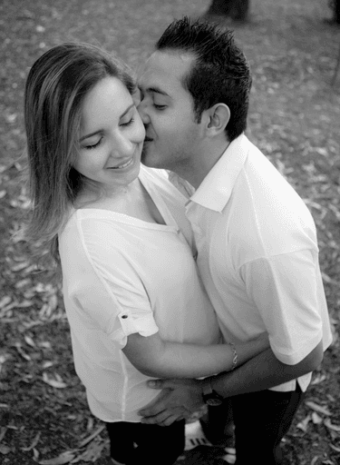 casal num  ensaio de gestante no Parque Ibirapuera em São Paulo 