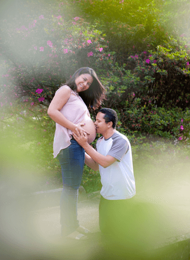 casal num ensaio de gestante no Jardim Botânico em São Paulo 