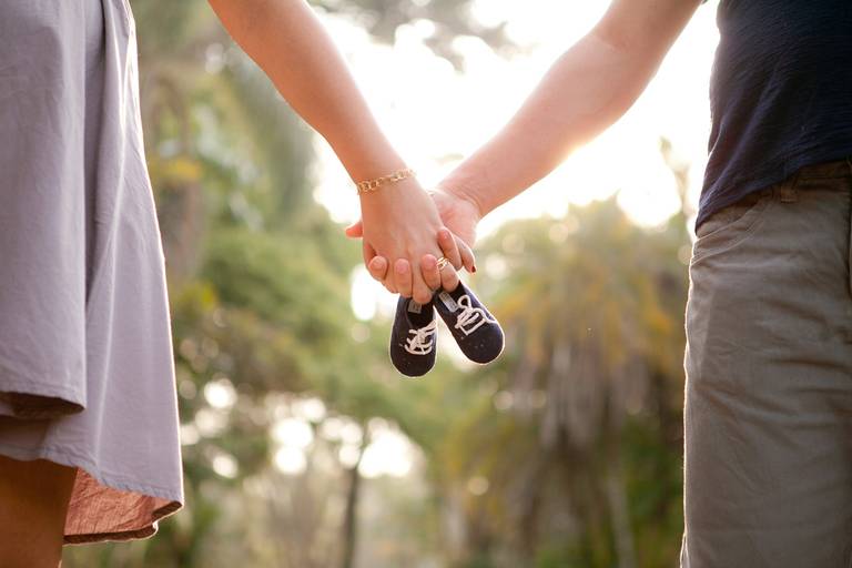 sapatinhos de bebê,  ensaio de gestante no Parque Ibirapuera em São Paulo 