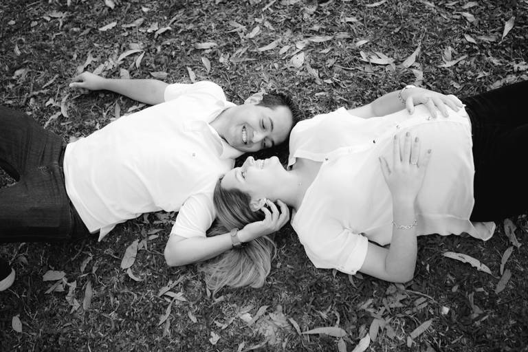 casal deitado,  ensaio de gestante no Parque Ibirapuera em São Paulo 