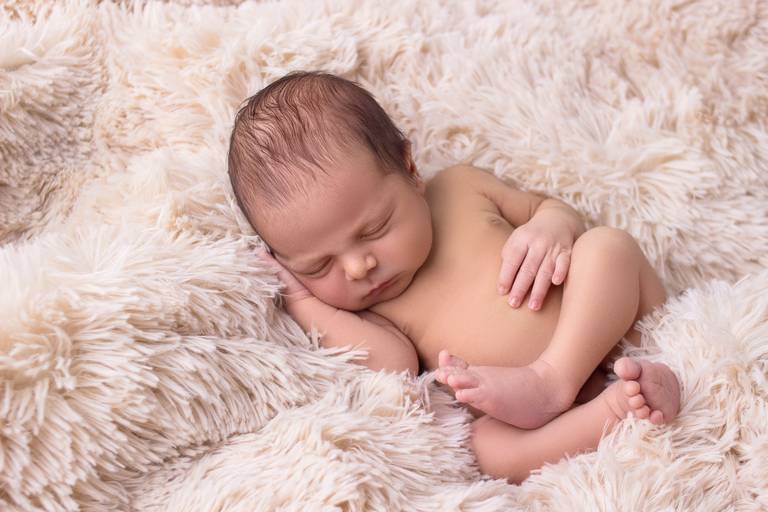 bebê dormindo em sessão fotográfica feita em BH