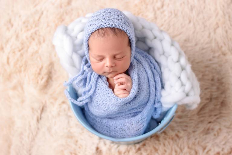 bebê no baldinho em sessão de fotos em casa por Elis Oliveira