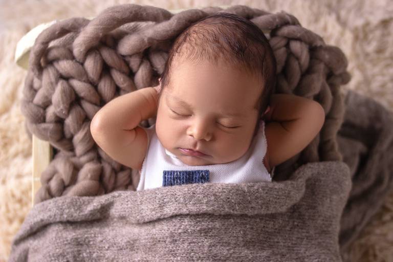 bebê na pose do braçinho em ensaio newborn