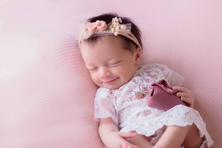 bebê sorrindo ao dormir