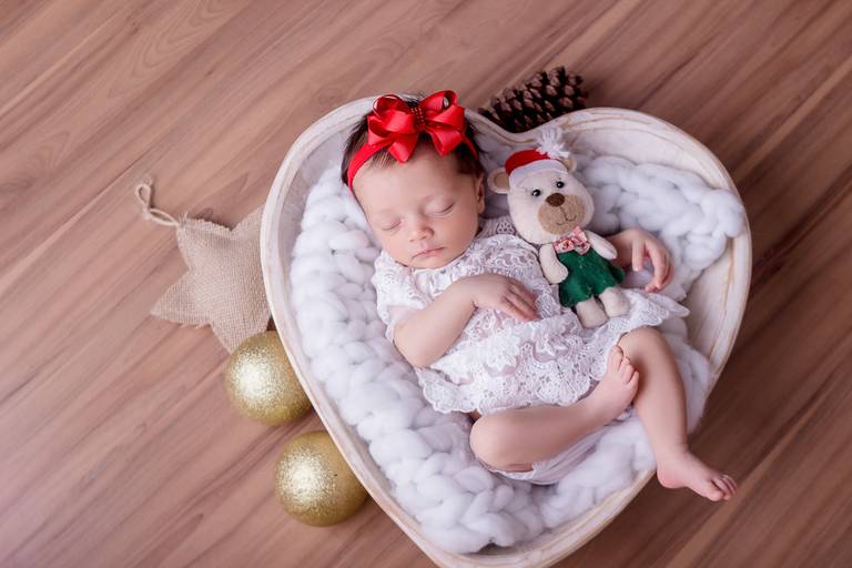 bebê na gamela de coração