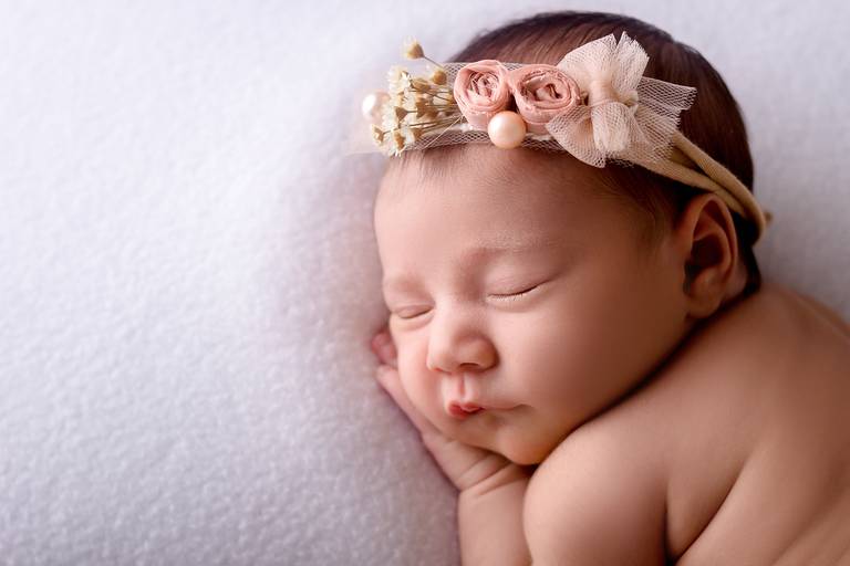 recém nascida com laço ensaio fotografico