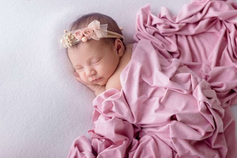 bebê  dormindo com manta rosa em estúdio bairro Diamante BH
