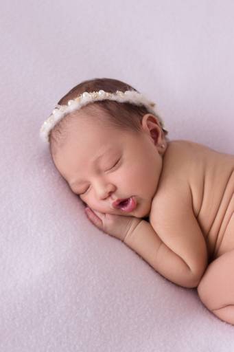 bebê dormindo em ensaio fotografico