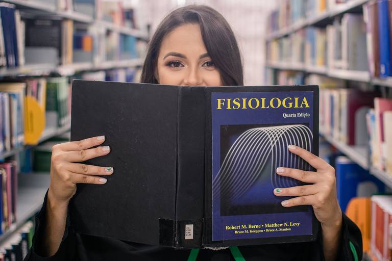 formatura_enfermagem_feevale_provadetoga_formanda_Enfermeira_Biblioteca_olliverfotografias
