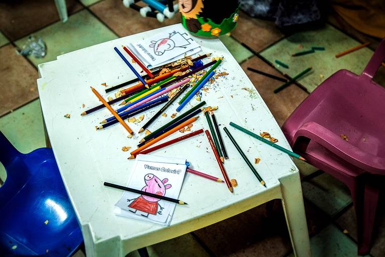 Mesa infantil com lápis de cor