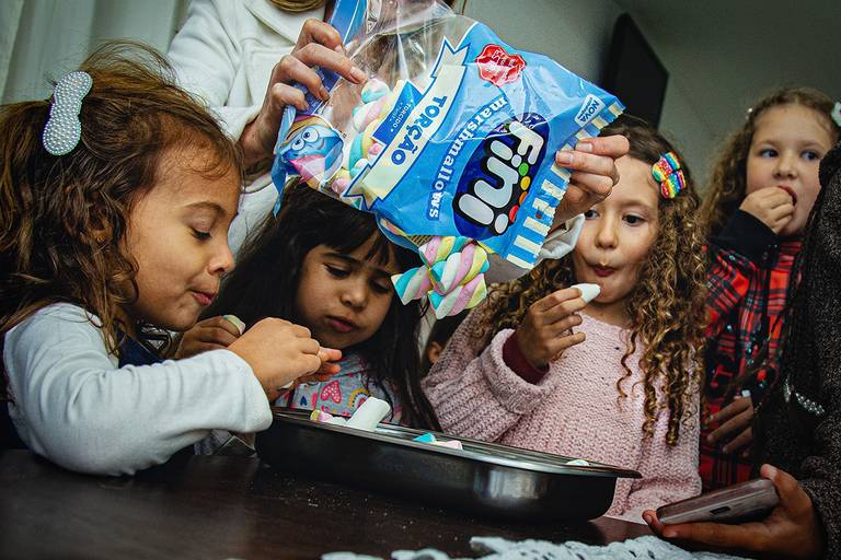 crianças comendo doces fini
