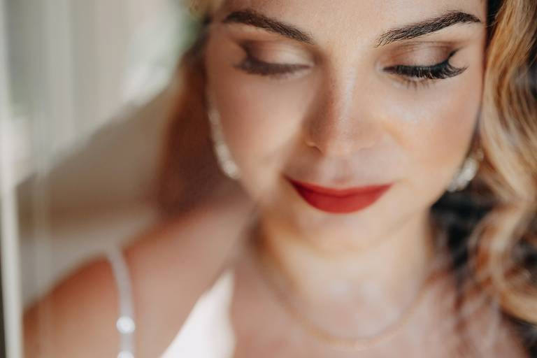 Noiva batom vermelho, pestanas postiças, maquilhagem à prova de água, resistente