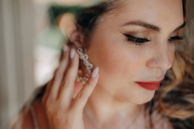 Noiva batom vermelho, pestanas postiças, maquilhagem à prova de água, resistente