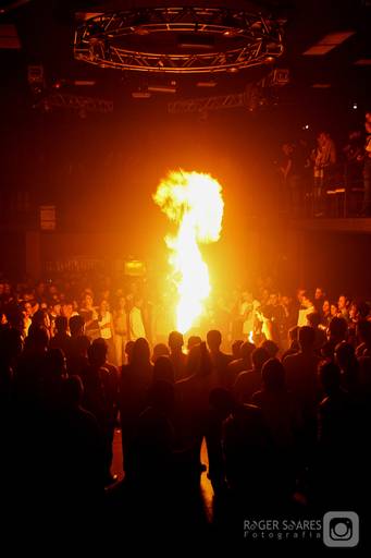 luz balada noite paulistana dj musica eletrônica fogos pirofagia som pegação alegria amizade amigos namoro tinder arte teatro atores splash slowsinc baixa velocidade luzes cores palco show artistas músicos baterista baixista vocalista futebol reportagem 