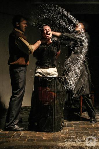 luz balada noite paulistana dj musica eletrônica fogos pirofagia som pegação alegria amizade amigos namoro tinder arte teatro atores splash slowsinc baixa velocidade luzes cores palco show artistas músicos baterista baixista vocalista futebol reportagem 