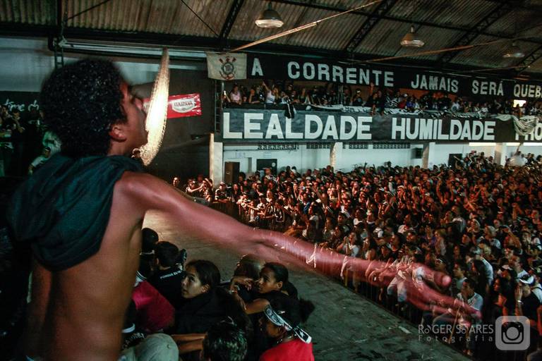 luz balada noite paulistana dj musica eletrônica fogos pirofagia som pegação alegria amizade amigos namoro tinder arte teatro atores splash slowsinc baixa velocidade luzes cores palco show artistas músicos baterista baixista vocalista futebol reportagem 