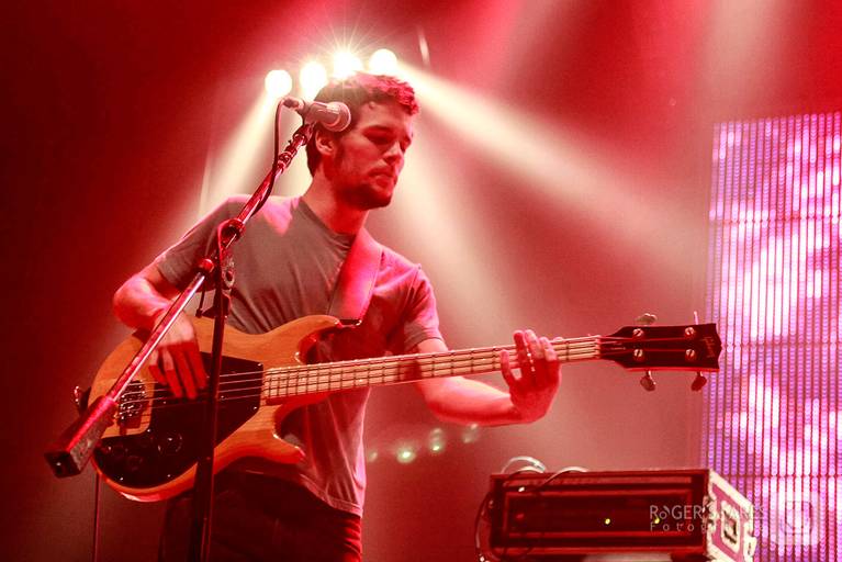 luz balada noite paulistana dj musica eletrônica fogos pirofagia som pegação alegria amizade amigos namoro tinder arte teatro atores splash slowsinc baixa velocidade luzes cores palco show artistas músicos baterista baixista vocalista futebol reportagem 