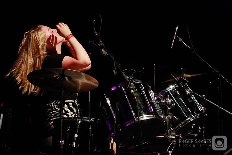 luz balada noite paulistana dj musica eletrônica fogos pirofagia som pegação alegria amizade amigos namoro tinder arte teatro atores splash slowsinc baixa velocidade luzes cores palco show artistas músicos baterista baixista vocalista futebol reportagem 