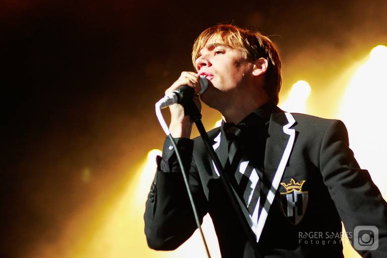 luz balada noite paulistana dj musica eletrônica fogos pirofagia som pegação alegria amizade amigos namoro tinder arte teatro atores splash slowsinc baixa velocidade luzes cores palco show artistas músicos baterista baixista vocalista futebol reportagem 