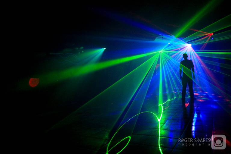 luz balada noite paulistana dj musica eletrônica fogos pirofagia som pegação alegria amizade amigos namoro tinder arte teatro atores splash slowsinc baixa velocidade luzes cores palco show artistas músicos baterista baixista vocalista futebol reportagem 