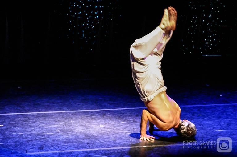 luz balada noite paulistana dj musica eletrônica fogos pirofagia som pegação alegria amizade amigos namoro tinder arte teatro atores splash slowsinc baixa velocidade luzes cores palco show artistas músicos baterista baixista vocalista futebol reportagem 