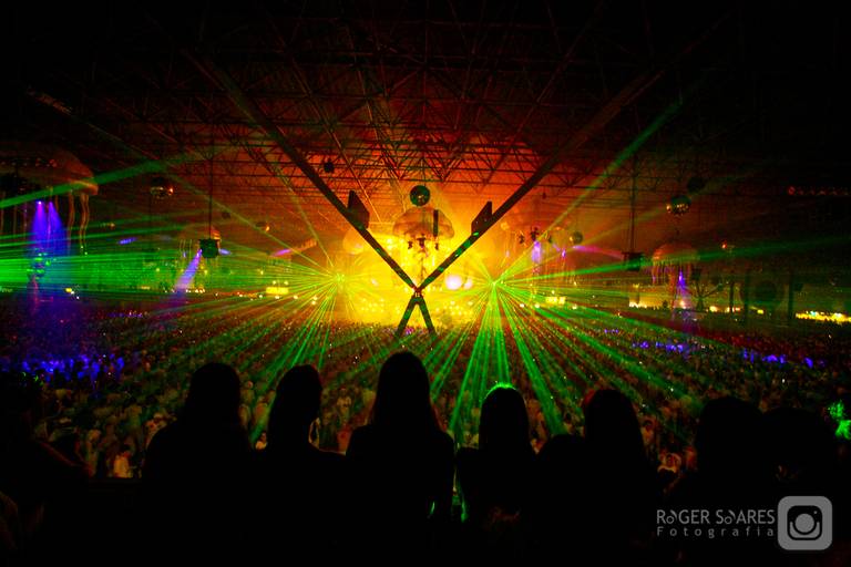 luz balada noite paulistana dj musica eletrônica fogos pirofagia som pegação alegria amizade amigos namoro tinder arte teatro atores splash slowsinc baixa velocidade luzes cores palco show artistas músicos baterista baixista vocalista futebol reportagem 