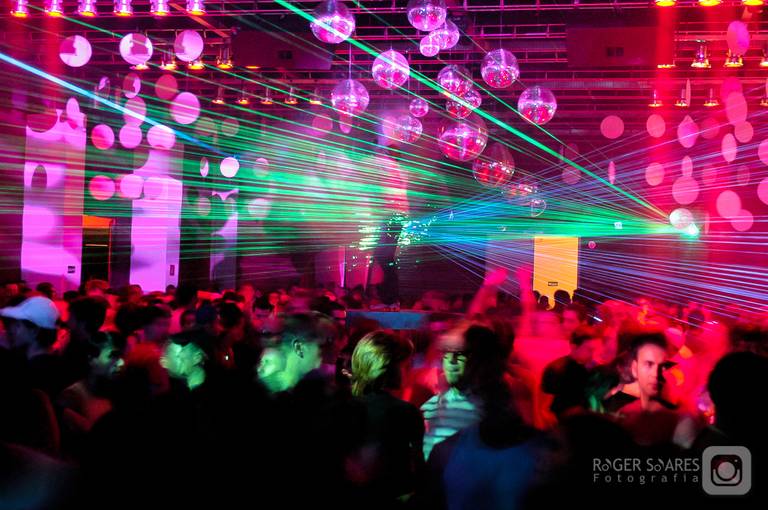 luz balada noite paulistana dj musica eletrônica fogos pirofagia som pegação alegria amizade amigos namoro tinder arte teatro atores splash slowsinc baixa velocidade luzes cores palco show artistas músicos baterista baixista vocalista futebol reportagem 