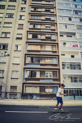 carnaval de rua são paulo pessoas prédios fantasias olhares alegria tristeza álcool esporte andando