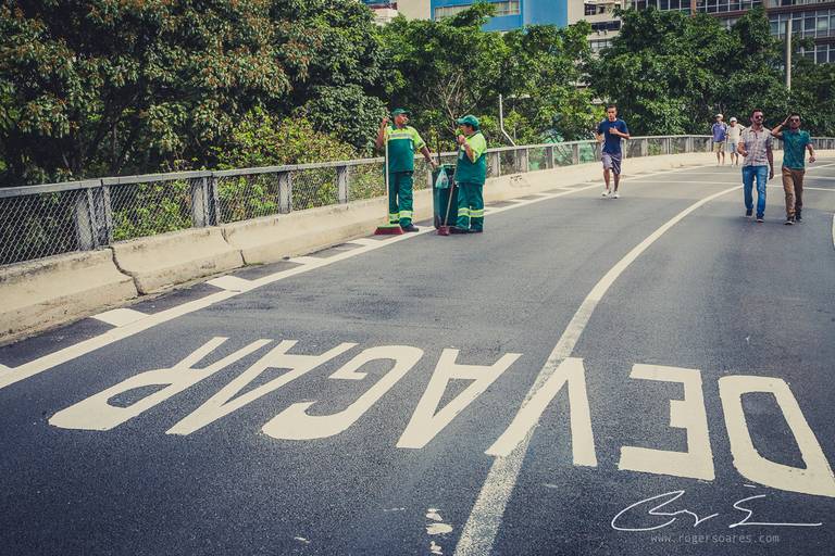 carnaval de rua são paulo pessoas prédios fantasias olhares alegria tristeza álcool garis faxineiros curva perigosa