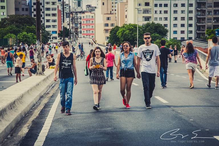 carnaval de rua são paulo pessoas prédios fantasias olhares alegria tristeza álcool amigos família confraternização