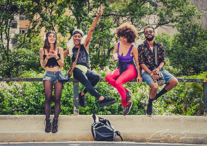 carnaval de rua são paulo pessoas prédios fantasias olhares alegria tristeza álcool gente bonita no corrimão guard rail
