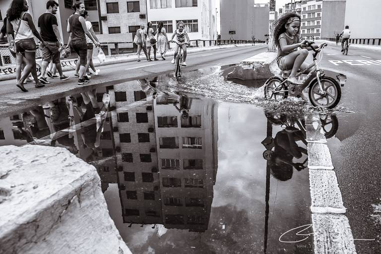 carnaval de rua são paulo pessoas prédios fantasias olhares alegria tristeza álcool poça dagua brincadeira