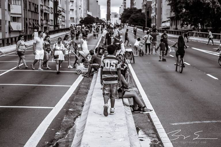 carnaval de rua são paulo pessoas prédios preto e branco envelhecido paulistanos minhocão