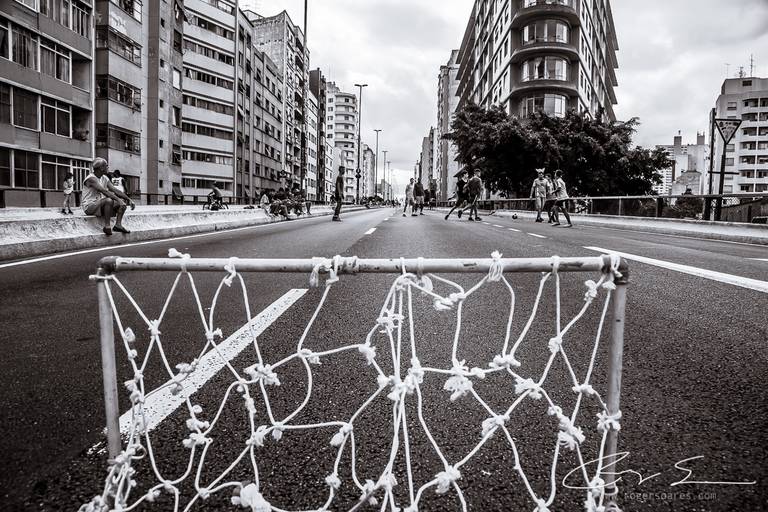 carnaval de rua são paulo pessoas prédios preto e branco envelhecido paulistanos minhocão futebol de rua pelada