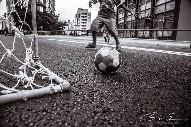 carnaval de rua são paulo pessoas prédios fantasias olhares alegria tristeza álcool grafite pixação pelada bola moleques