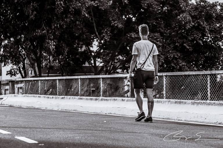 carnaval de rua são paulo pessoas prédios fantasias olhares alegria tristeza álcool grafite pixação cerebro caminhando walk bolsa carteiro bermuda cabelo