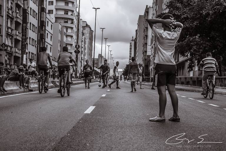 carnaval de rua são paulo pessoas prédios fantasias olhares alegria tristeza álcool grafite pixação cerebro pelada molecada criançada