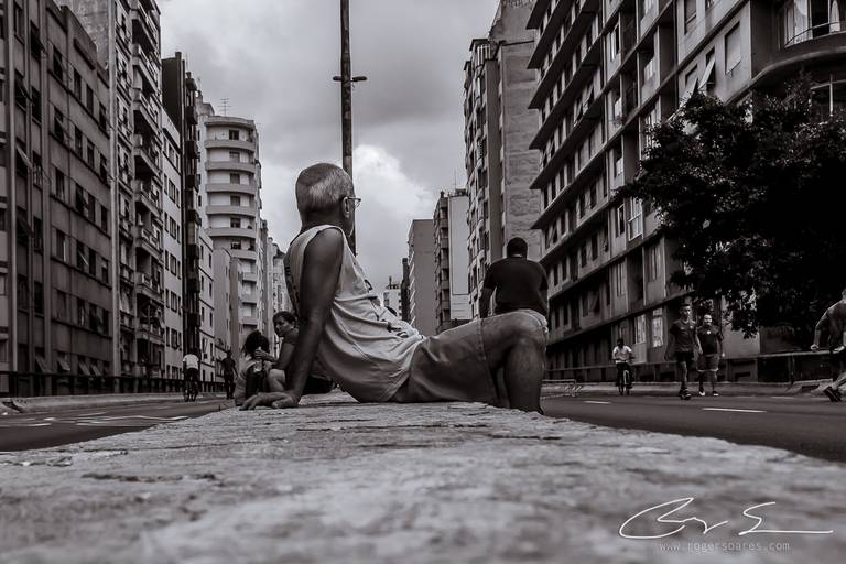 carnaval de rua são paulo pessoas prédios preto e branco envelhecido paulistanos minhocão futebol de rua pelada idoso +65anos terceira idade ambulante
