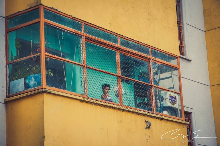 carnaval de rua são paulo pessoas prédios preto e branco envelhecido paulistanos minhocão futebol de rua pelada janela do edifício amarelo fundo verde vidraça prisão