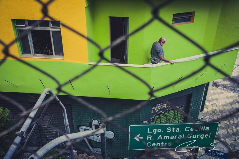 carnaval de rua são paulo pessoas prédios preto e branco envelhecido paulistanos minhocão futebol de rua pelada idoso preso apartamento verde e amarelo