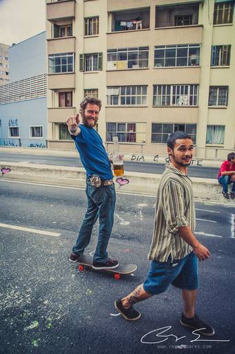 carnaval de rua são paulo pessoas prédios preto e branco envelhecido paulistanos minhocão futebol de rua pelada skate skatista esportista