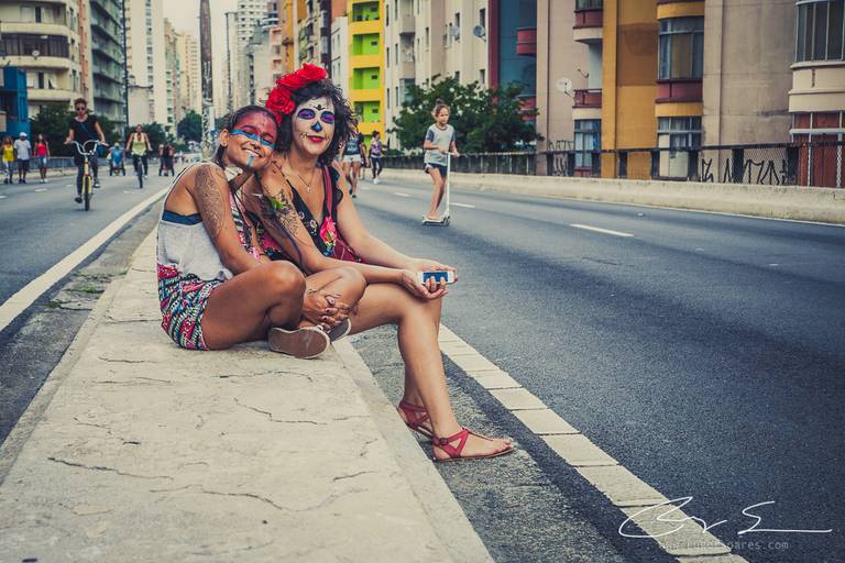 carnaval de rua são paulo pessoas prédios preto e branco envelhecido paulistanos minhocão futebol de rua pelada meninas jovens garotas mulheres pitadas lindas