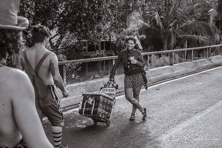carnaval de rua são paulo pessoas prédios preto e branco envelhecido paulistanos minhocão futebol de rua pelada ambulante cerveja cachaça água refrigerante